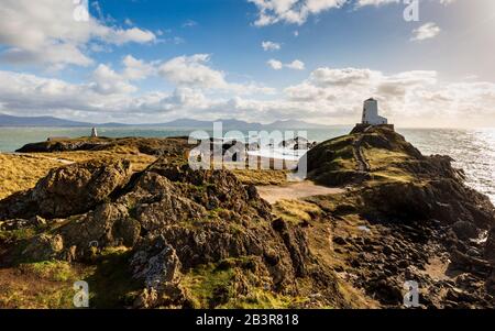 TWR Mawr und Twr Bach Leuchttürme auf Llanddwyn Insel, mit Snowdonia im Hintergrund, Anglesey Stockfoto