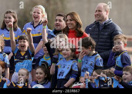 Der Herzog und die Herzogin von Cambridge bei einem Besuch im Salthill Knocknacarra GAA Club in Galway, um mehr über den traditionellen Sport am dritten Tag ihres Besuches in der Republik Irland zu erfahren. Stockfoto