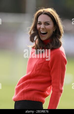 Die Duchess of Cambridge bei einem Besuch im Salthill Knocknacarra GAA Club in Galway, um mehr über den traditionellen Sport am dritten Tag ihres Besuches in der Republik Irland zu erfahren. Stockfoto