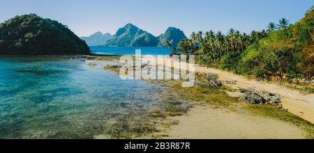 Panoramablick auf die Küste von El Nido. Las Cabanas Strand, Palawan, Philippinen Stockfoto