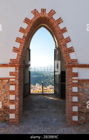 Blick auf die spanische Kleinstadt Polop und schöne Landschaft mit Blick auf die Berge durch den alten Erzhintergrund Stockfoto