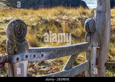 Detail des geschnitzten hölzernen Eingangstors auf Llanddwyn Island, Anglesey, Wales Stockfoto
