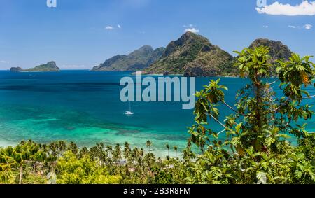 Corong Beach, El Nido, Palawan, Philippinen erstaunliche Natur, Panorama-Blick auf immergrüne Inseln und blaue Lagune mit einsamem Boot Stockfoto