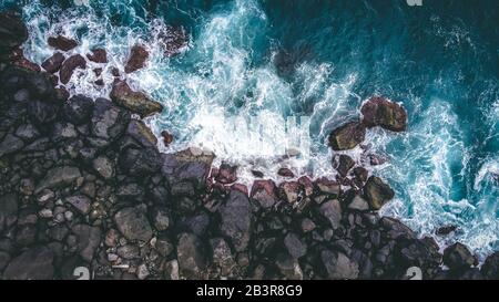 Ein Natur-Drone-Shoot-Foto von dem atemberaubenden farbigen Meer, dem Strandwasser und den Felsen auf den Azoren, Portugal Stockfoto