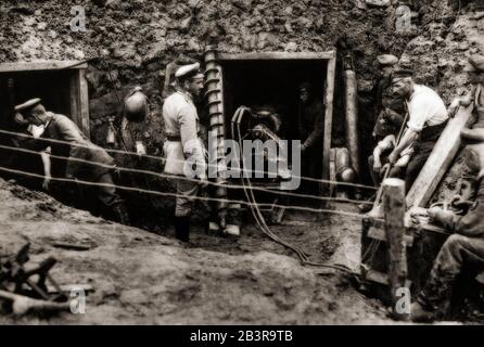 Die Bundeswehr nutzt an der Westfront in der Anfangszeit des Ersten Weltkriegs elektrisch angetriebene Erdbohrmaschinen. Ihre Dugouts waren oft 40 Fuß unter der Erde, mit elektrischem Licht und Leitungswasser, groß genug, um eine Platte unterzubringen und bieten den Beamten ein gewisses Maß an zusätzlichem Luxus. Stockfoto