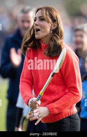 Die Duchess of Cambridge versucht ihre Hand bei Hurling im Rahmen ihres Besuches im Salthill Knocknacarra GAA Club in Galway am dritten Tag ihres Besuches in der Republik Irland. Stockfoto