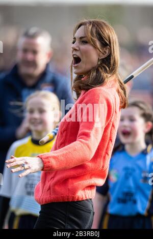 Die Duchess of Cambridge versucht ihre Hand bei Hurling im Rahmen ihres Besuches im Salthill Knocknacarra GAA Club in Galway am dritten Tag ihres Besuches in der Republik Irland. Stockfoto