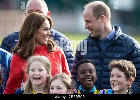 Der Herzog und die Herzogin von Cambridge posieren für ein Gruppenfoto während eines Besuchs im Salthill Knocknacarra GAA Club in Galway, wo sie am dritten Tag ihres Besuches in der Republik Irland mehr über den traditionellen Sport erfahren. Stockfoto