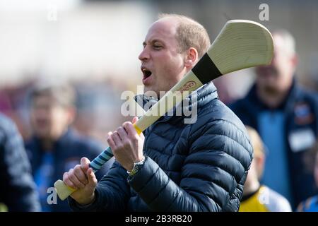 Der Herzog von Cambridge versucht sich im Rahmen ihres Besuches im Salthill Knocknacarra GAA Club in Galway am dritten Tag seines Besuches in der Republik Irland mit der Hand in Hurling. Stockfoto