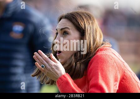 Die Duchess of Cambridge versucht ihre Hand bei Hurling im Rahmen ihres Besuches im Salthill Knocknacarra GAA Club in Galway am dritten Tag ihres Besuches in der Republik Irland. Stockfoto