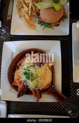 Ein warmes braunes Sandwich und ein Hamburger werden im J.Graham's Cafe im Brown Hotel.Louisville.Kentucky.USA serviert Stockfoto