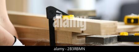 Holzarbeiter befestigt Holzteile auf Werkbank Stockfoto