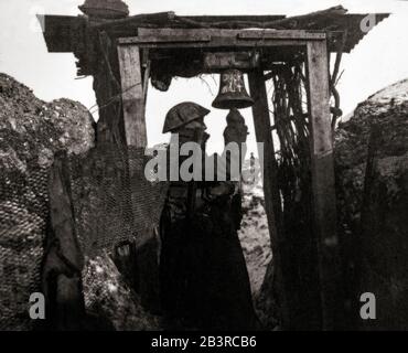 Eine Gasalarmglocke in den britischen Schützengräben in Beaumont-Hamel im nordfranzösischen Département Somme in Hauts-de-France. Während des Ersten Weltkriegs stand sie der Frontlinie und möglichen Gasangriffen während der Schlacht an der Somme nahe, einer der größten alliierten Offensiven des Krieges. Stockfoto