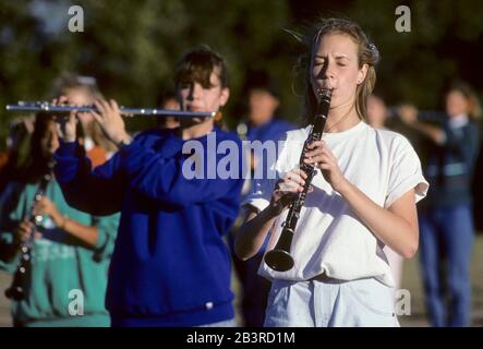 Austin Texas USA, um 1996: Schüler verschiedener Instrumente konzentrieren sich während der Blasorchester-Praxis. ©Bob Daemmrich Stockfoto