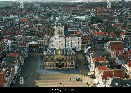 Erhöhter Blick auf das Renaissance-Rathaus in der historischen Marktstadt Delft, Holland Stockfoto