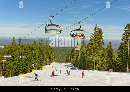 Martinovi Baraki 1 Skipiste und neuer 6-Mann-Sessellift im Skigebiet Borovets, Targowischte, Bulgarien. Stockfoto