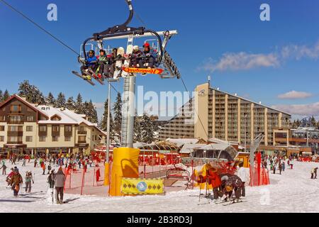 Borovets Skistation in der Nähe von Samokov in Bulgarien zeigt neue 6er Sesselbahn installiert 2018 und die Hotels Rila und Ice Angels. Stockfoto