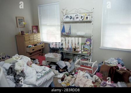 Austin Texas USA, um 1995: Das unordentliche Schlafzimmer des vierjährigen Mädchens. ©Bob Daemmrich Stockfoto