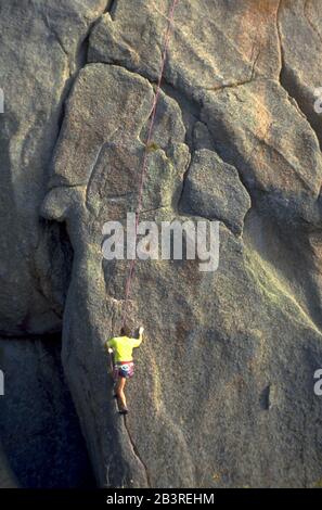 Enchanted Rock State Park, Texas, USA: Felskletterer folgt einer technischen Route mit einer Spalte auf einer Granitklippe. ©Bob Daemmrich Stockfoto