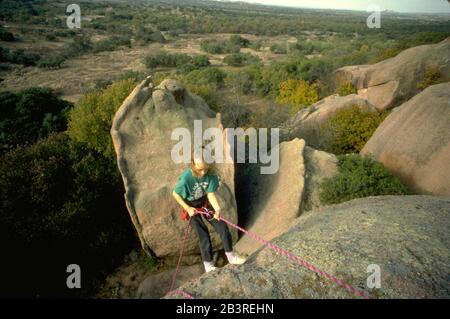 Enchanted Rock State Park, Texas, USA: Das neunjährige Mädchen fängt an, sich während einer Kletterstunde an der Klippe abzuseilen. ©Bob Daemmrich Stockfoto