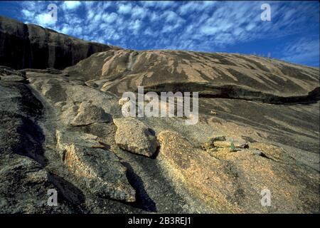 Enchanted Rock State Park, Texas USA: Hang, der zum Gipfel des rosa Granits von Enchanted Rock führt. ©Bob Daemmrich Stockfoto