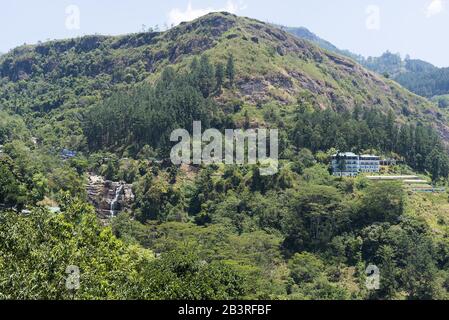 Sri Lanka, Blick auf Nuwara Eliya von der Teeplantage Glen Loch über das Tal. Stockfoto