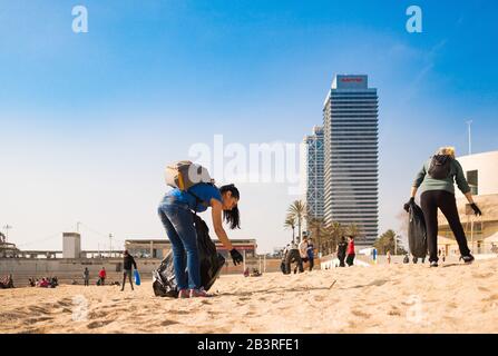 Kunststoffabfälle am Strand als Mittel des Umweltschutzes und der Verantwortung aufnehmen Stockfoto