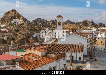 Guadix, Spanien - 10. Januar 2020: Höhlenbauten, Provinz Granada, Andalusien Stockfoto