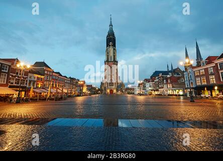 Die Kirche Nieuwe Kerk (neue Kirche) aus dem 15. Jahrhundert auf Dem Marktplatz wird in der Abenddämmerung beleuchtet Stockfoto