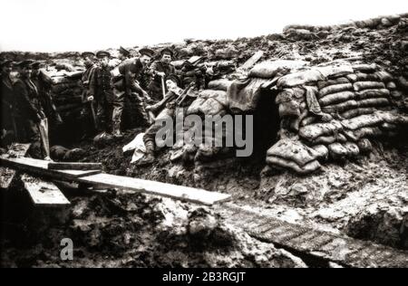 Britische Soldaten des Zweiten Battalion Scots Guards reparieren Sandsäcke im Winter des ersten Weltkriegs in den Schützengräben im Levantiner Sektor im Pas-de-Calais im französischen Hauts-de-France. Stockfoto