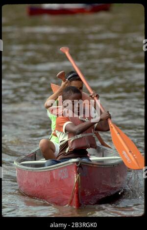 Marble Falls Texas USA, um 1992: Schüler der fünften Klasse üben auf einem See Paddelkanus während eines Klassenausflugs zum Outdoor Education Center. ©Bob Daemmrich Stockfoto