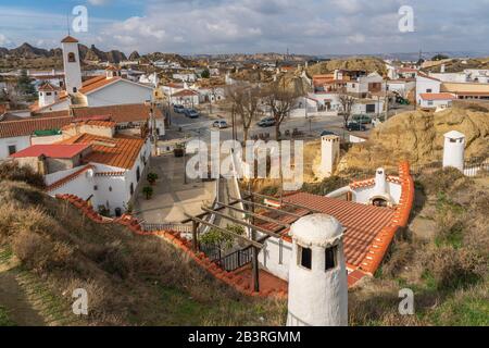 Guadix, Spanien - 10. Januar 2020: Höhlenbauten, Provinz Granada, Andalusien. Draufsicht Stockfoto