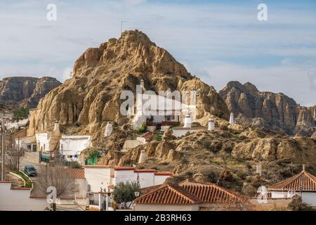 Guadix, Spanien - 10. Januar 2020: Höhlenbauten, Provinz Granada, Andalusien Stockfoto