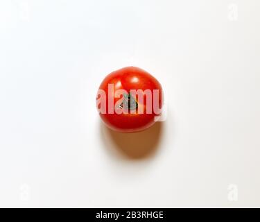 Frische rote Tomate isoliert in weißem Hintergrund von oben betrachtet - flacher Look Stockfoto