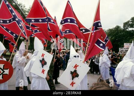 Houston, Texas, USA, 1990: Mitglieder der weißen Vormachthabergruppe Ku Klux Klan marschieren während des Wirtschaftsgipfels G7 in die Innenstadt. ©Bob Daemmrich Stockfoto