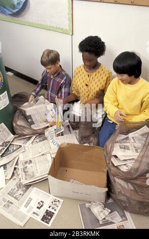 Austin Texas USA, um 1988: Schüler der sechsten Klasse sortieren Zeitungen, um sie im öffentlichen Schulunterricht zu recyceln. ©Bob Daemmrich Stockfoto