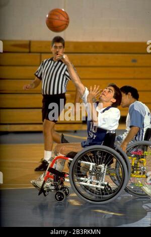 Austin Texas USA, um 1991: Recreational Rollstuhl-Basketballspiel. HERR ©Bob Daemmrich Stockfoto