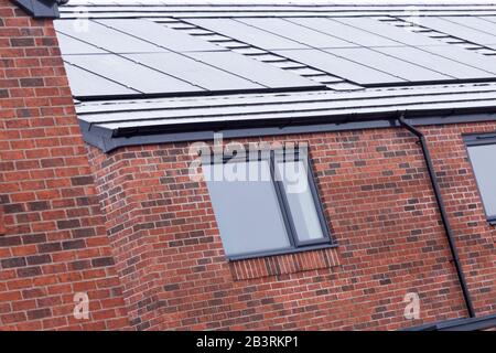 Solarzellen auf einem Neubau in Manchester England Stockfoto
