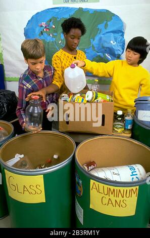 Austin Texas USA, um 1988: Schüler der sechsten Klasse sortieren Müll in geeigneten Recyclingbehältern im öffentlichen Schulunterricht. ©Bob Daemmrich Stockfoto