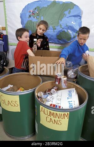 Austin Texas USA, um 1988: Schüler der dritten Klasse sortieren Müll in geeigneten Recyclingbehältern im öffentlichen Schulunterricht. ©Bob Daemmrich Stockfoto