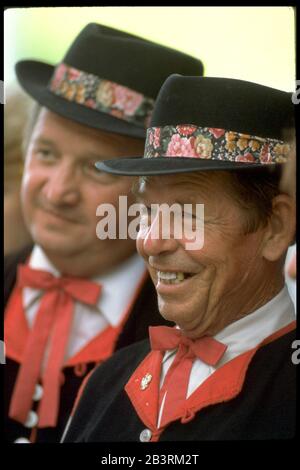 San Antonio, Texas, USA, um 1987: Männliche Tänzer in traditionellen polnischen Kostümen während der Aufführung beim Texas Folklife Festival. ©Bob Daemmrich Stockfoto