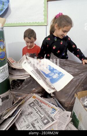 Austin Texas USA: Schüler der dritten Klasse sortieren recycelbare Papiere an der öffentlichen Schule. ©Bob Daemmrich Stockfoto