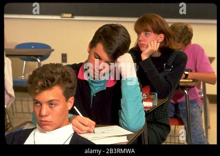 Austin Texas USA, um 1993: Männlicher Schüler, der sich Notizen in der Mathenklasse der Highschool macht. ©Bob Daemmrich Stockfoto