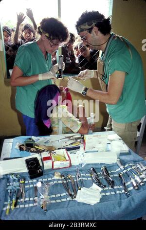 Honduras, um 1991: Freiwillige Mitglieder einer medizinischen Gruppe aus den Vereinigten Staaten halten eine kostenlose Zahnklinik in einem ländlichen Gebiet. ©Bob Daemmrich Stockfoto