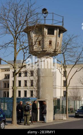 DDR-Wachturm, Erna-Berger-Straße, Potsdamer Platz, Tiergarten, Berlin, Deutschland Stockfoto