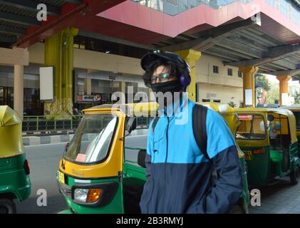 Bangalore, Indien. März 2020. Ein Mann mit Gesichtsmaske läuft am 5. März 2020 auf einer Straße in Bangalore, Indien. Bis zu 30 positive COVID-19-Fälle wurden in Indien festgestellt. Kredit: Str/Xinhua/Alamy Live News Stockfoto