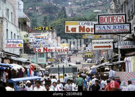 Tegucigalpa, Honduras um 1991: Marktgebiet San Ysidro in der Innenstadt am frühen Morgen. ©Bob Daemmrich Stockfoto