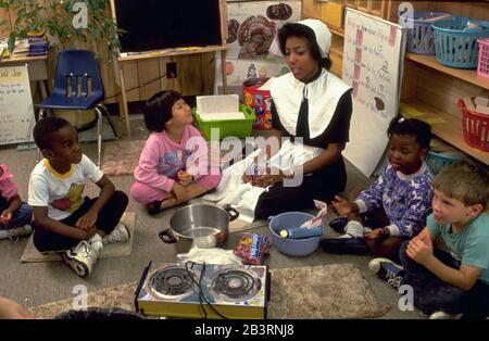 Austin Texas USA, um 1988: Vorschullehrer in einem frühen amerikanischen Pilgerkostüm führt eine Lektion über die traditionelle Bedeutung von Thanksgiving. ©Bob Daemmrich Stockfoto