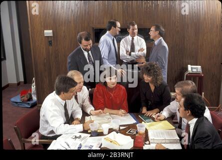 Austin Texas USA, März 1993: In einem holzgetäfelten Konferenzraum treffen sich Mitglieder des Verwaltungsrats eines bundesweiten Wirtschaftsverbands. ©Bob Daemmrich Stockfoto