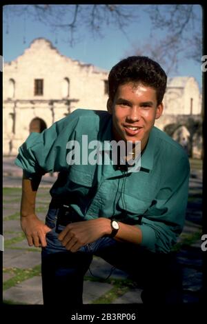 San Antonia Texas USA: Teenager posiert vor dem Alamo auf der Alamo Plaza Downtown. HERR ©Bob Daemmrich Stockfoto